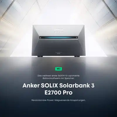 Frontansicht der Anker SOLIX Solarbanks 3 E2700 Pro mit blau leuchtender Linie. Darüber der Hinweis ‚Neu‘. Text im Bild: ‚Das weltweit erste 3600 W KI-optimierte Balkonkraftwerk mit Speicher. Anker SOLIX Solarbanks 3 E2700 Pro – Revolutionare Power. Wegweisende Einsparungen.