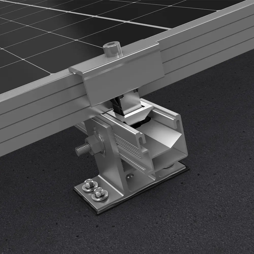 K2 Systems Dachbefestigung für Bitumendächer SingleRail SpliceFoot (Art.-Nr. 2003393) – Aluminiumhalterung mit integrierter Dichtung für die sichere Montage von Solarmodulen auf Bitumendächern. Gezeigt als Produktfoto, technische Zeichnung und Anwendungsbeispiel mit montierter Solarschiene. Erhältlich bei sh24.