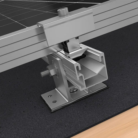 „K2 Systems Dachbefestigung für Bitumendächer SingleRail SpliceFoot (Art.-Nr. 2003393) – robuste Aluminiumhalterung mit integrierter Dichtung zur sicheren Montage von Solaranlagen auf Bitumendächern. Gezeigt als Produktfoto, technische Zeichnung und verschiedene Montagebeispiele mit Schienen und Solarmodulen. Erhältlich bei sh24.