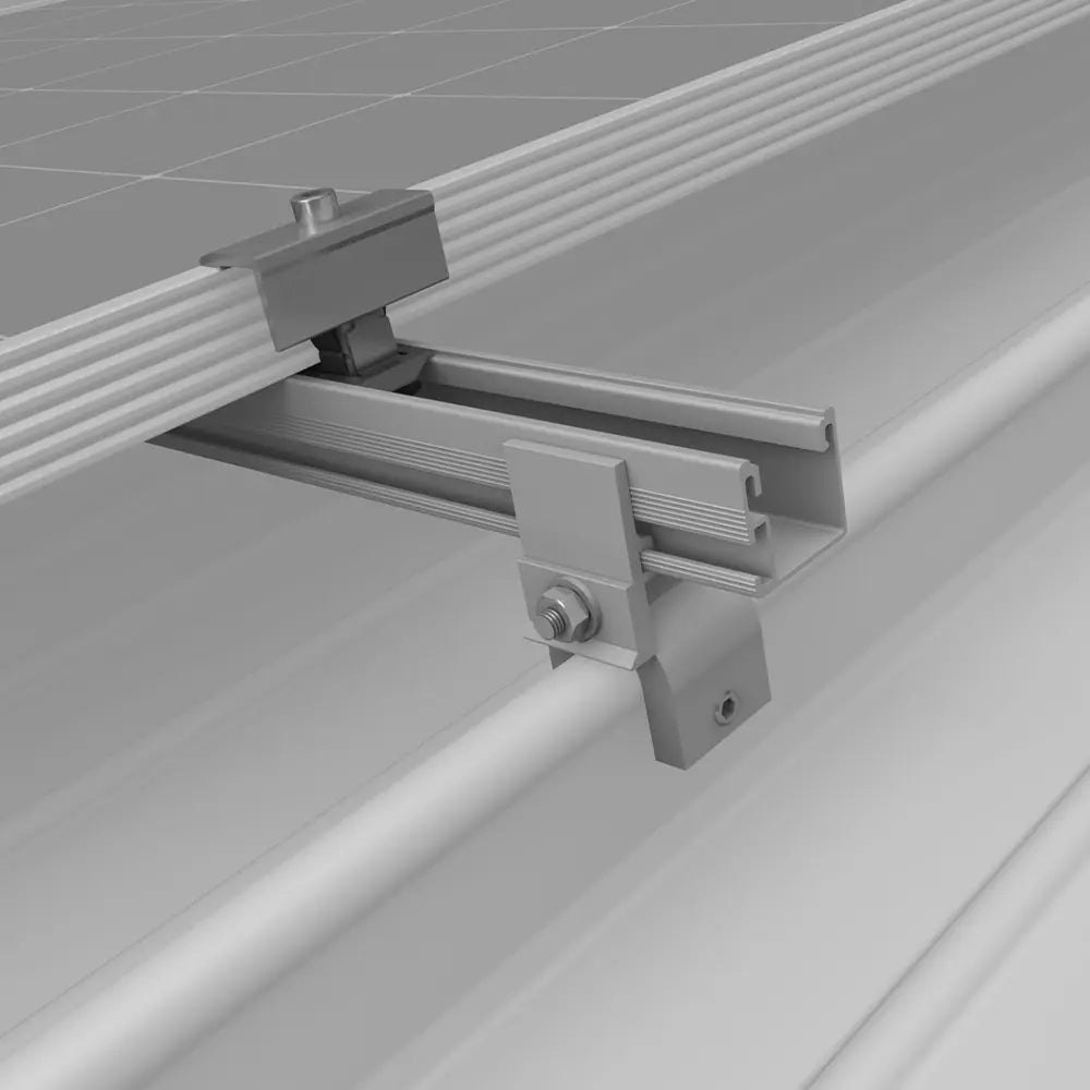 K2 Systems Rundfalzklemme CF:x Single Round SeamClamp – Montagebeispiel auf Rundfalz-Dach zur Befestigung von Solarmodulen. Stabile Aluminium-Konstruktion, sichere Klemmung ohne Dachdurchdringung.