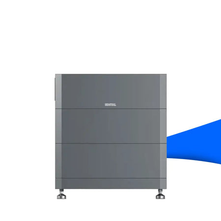 Frontalansicht des modularen KOSTAL HELIVOR HV Batteriespeichers mit 6,4 kWh Kapazität. Das Gerät ist ein dunkler, anthrazitfarbener Turm, bestehend aus mehreren gestapelten Speichermodulen, der auf vier kleinen Standfüßen steht.