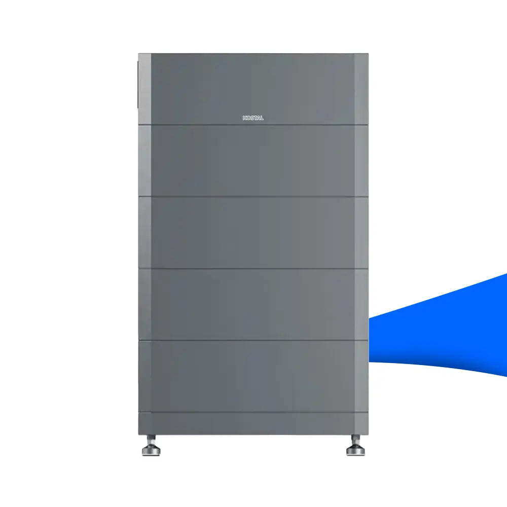 Frontalansicht des modularen KOSTAL HELIVOR HV Batteriespeichers mit 12,8 kWh Kapazität. Das Gerät ist ein dunkler, anthrazitfarbener Turm, bestehend aus mehreren gestapelten Speichermodulen, der auf vier kleinen Standfüßen steht.