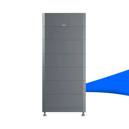 Frontalansicht des modularen KOSTAL HELIVOR HV Batteriespeichers mit 19,6 kWh Kapazität. Das Gerät ist ein dunkler, anthrazitfarbener Turm, bestehend aus mehreren gestapelten Speichermodulen, der auf vier kleinen Standfüßen steht.