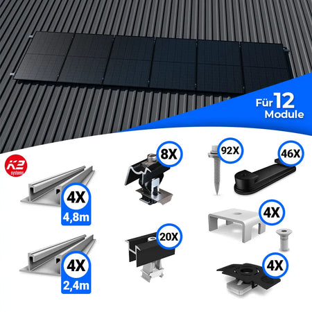 Montageset für zwölf Solarmodule auf einem Trapezblechdach. Oben im Bild ist eine Beispielmontage mit zwölf Modulen zu sehen. Unten werden die enthaltenen Komponenten dargestellt: vier Montageschienen à 4,8 m, vier à 2,4 m sowie End- und Mittelklemmen, Schrauben, Halteclips, Kabelhalter und Dichtkomponenten – jeweils mit Stückzahlkennzeichnung.