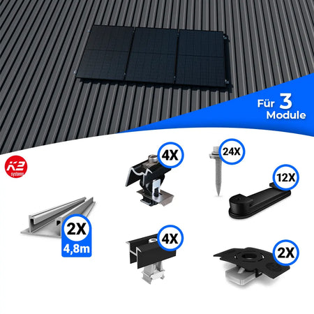 Montageset zur Befestigung von drei Solarmodulen auf einem Trapezblechdach. Oben ist eine Beispielmontage mit drei Modulen zu sehen, unten sind die enthaltenen Bauteile dargestellt – darunter zwei Montageschienen, verschiedene Klemmen, Schrauben und weitere Montageteile mit jeweils angegebener Anzahl.