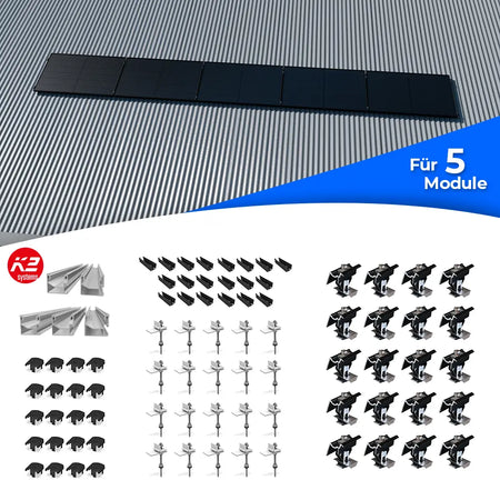 K2 Systems Welldach-Montageset für 5 Solarmodule im Querformat – Befestigungssystem für Photovoltaikmodule auf Wellblechdächern. Enthält Montageschienen, zahlreiche Mittel- und Endklemmen, Stockschrauben mit Montageplatten, Abdeckkappen und modulspezifische Befestigungseinheiten für eine horizontale (Querformat) Montage von fünf Modulen.