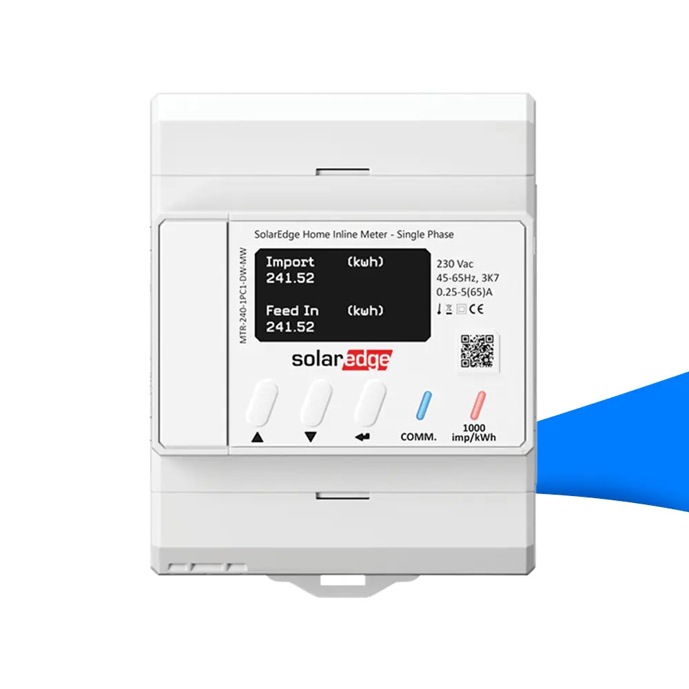 Produktabbildung des SolarEdge Home Inline Energy Meters (Modell MTR-240-3PC1-D-A-MW) für einphasige Anwendungen. Das Gerät zeigt ein digitales Display mit den Werten für „Import“ und „Feed In“ in kWh (jeweils 241.52 kWh). Es verfügt über vier Bedientasten, Kommunikations- und Statusanzeigen (COMM, 1000 imp/kWh), sowie einen QR-Code zur Geräteidentifikation. Technische Angaben: 230 V AC, 45–65 Hz, 0.25–5(65) A.
