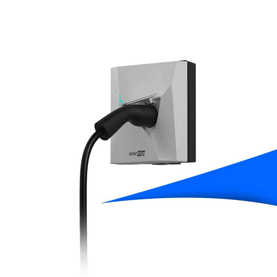 SolarEdge ONE EV Charger 22 kW – Wandmontierte Wallbox mit angeschlossenem Typ-2-Ladekabel in seitlicher Perspektive, kompaktes Design in Weiß mit SolarEdge-Logo, erhältlich bei SH24.