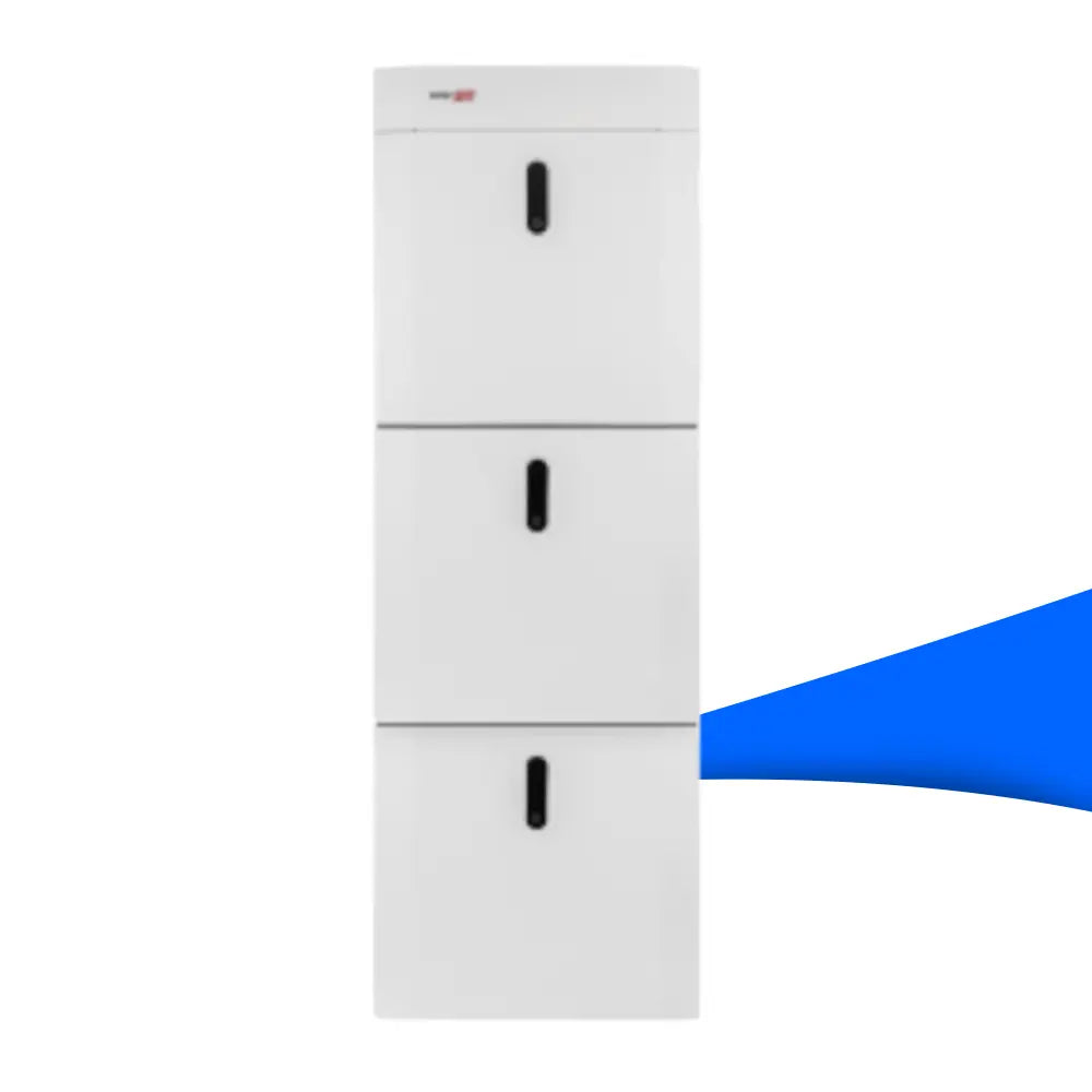 SolarEdge Home Battery LV 13,8 kWh – schlankes, weißes Batteriespeichersystem mit drei vertikal gestapelten Modulen à 4,6 kWh, jeweils mit schwarzem Griff in der Mitte; geeignet für DC-gekoppelte PV-Anlagen mit SolarEdge Home Hub oder StorEdge Dreiphasen-Wechselrichtern.