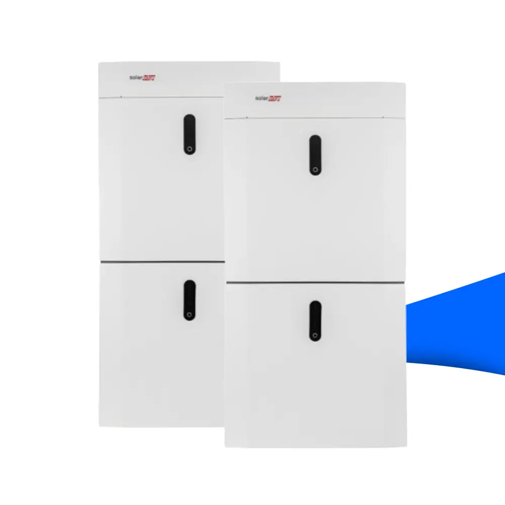 SolarEdge Home Battery LV 18,4 kWh – zwei nebeneinander stehende weiße Batteriespeicher-Einheiten mit je zwei Modulen à 4,6 kWh, vertikal gestapelt und jeweils mit schwarzen Griffen; modular erweiterbare Speicherlösung für DC-gekoppelte SolarEdge-Systeme mit Home Hub oder StorEdge Wechselrichtern.