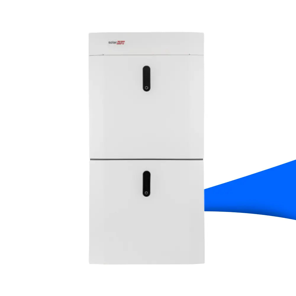 SolarEdge Home Battery LV 9,2 kWh – weißes, rechteckiges Batteriespeichersystem mit zwei übereinander angeordneten Modulen à 4,6 kWh, jeweils mit schwarzem Griff in der Mitte, geeignet für private PV-Anlagen mit SolarEdge Home Hub oder StorEdge Dreiphasen-Wechselrichtern.