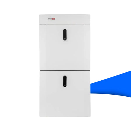 SolarEdge Home Battery LV 9,2 kWh – weißes, rechteckiges Batteriespeichersystem mit zwei übereinander angeordneten Modulen à 4,6 kWh, jeweils mit schwarzem Griff in der Mitte, geeignet für private PV-Anlagen mit SolarEdge Home Hub oder StorEdge Dreiphasen-Wechselrichtern.